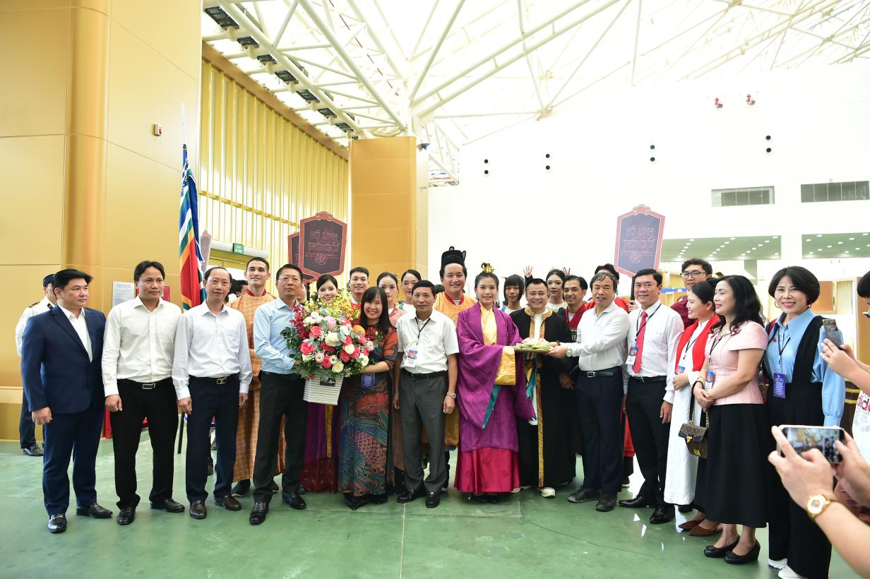 Nsnd Tự Long Cùng Nhà Sản Xuất Phim Và Các Anh Chị đại Biểu Tại Buổi Triển Lãm (1)
