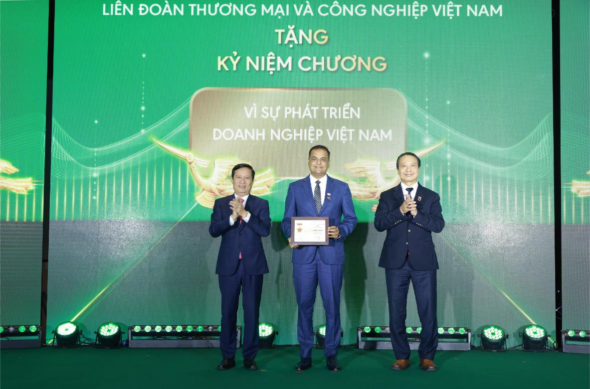 Ông Binu Jacob, Tổng Giám đốc Nestlé Việt Nam, Đồng Chủ Tịch Vbcsd, được Vcci Trao Kỷ Niệm Chương Ghi Nhận đóng Góp Tích Cực Trong Hành Trình 15 Năm Thúc đẩy Phát Triển Bền Vững Tại Việt