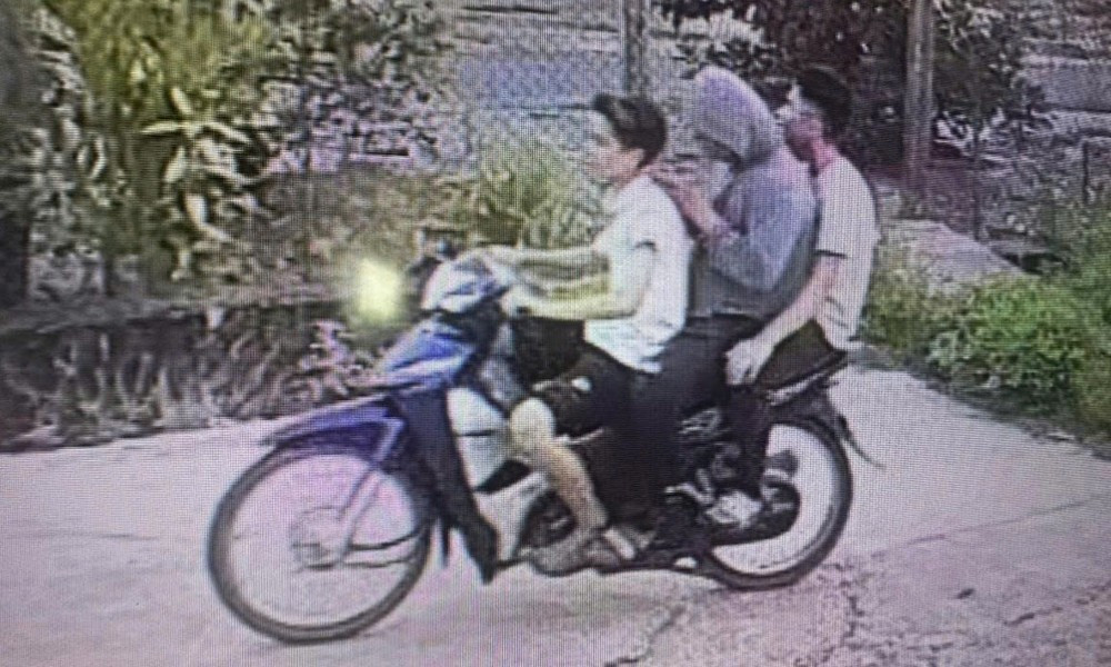 Bat Giu 3 Doi Tuong Deo Nhau Bang Xe May Di Cuop Giat Tai San 3