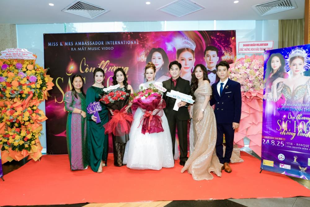 Hoa Hau Thanh Thuy Con Thuong Sac Hoa Chung Tinh11