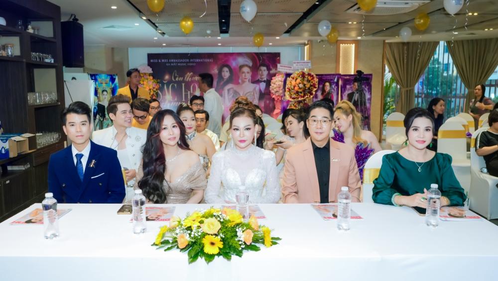Hoa Hau Thanh Thuy Con Thuong Sac Hoa Chung Tinh19