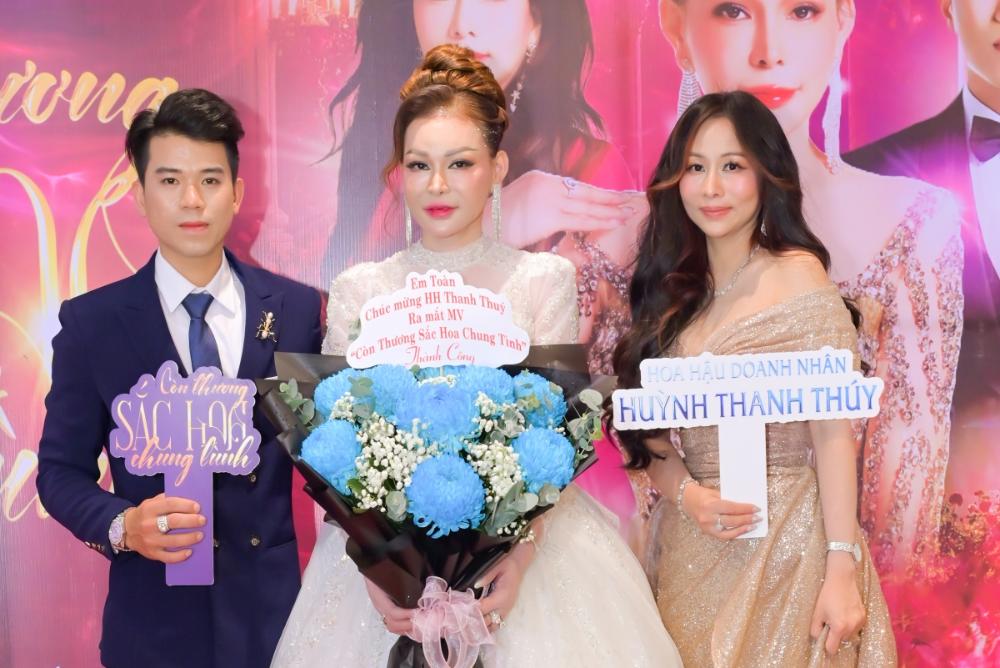 Hoa Hau Thanh Thuy Con Thuong Sac Hoa Chung Tinh2