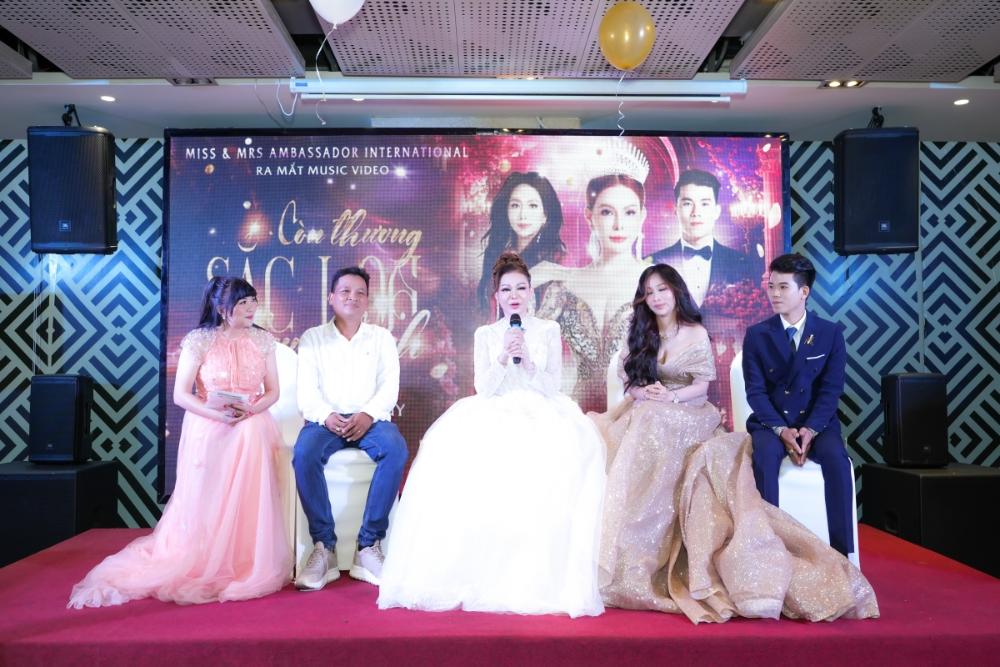 Hoa Hau Thanh Thuy Con Thuong Sac Hoa Chung Tinh22
