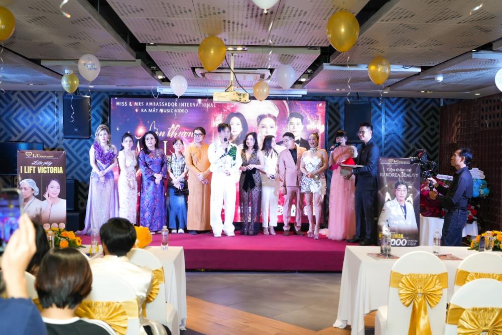 Hoa Hau Thanh Thuy Con Thuong Sac Hoa Chung Tinh28