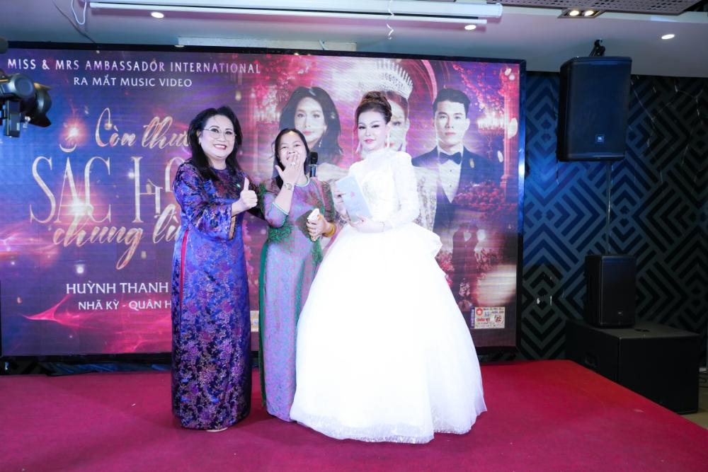 Hoa Hau Thanh Thuy Con Thuong Sac Hoa Chung Tinh32