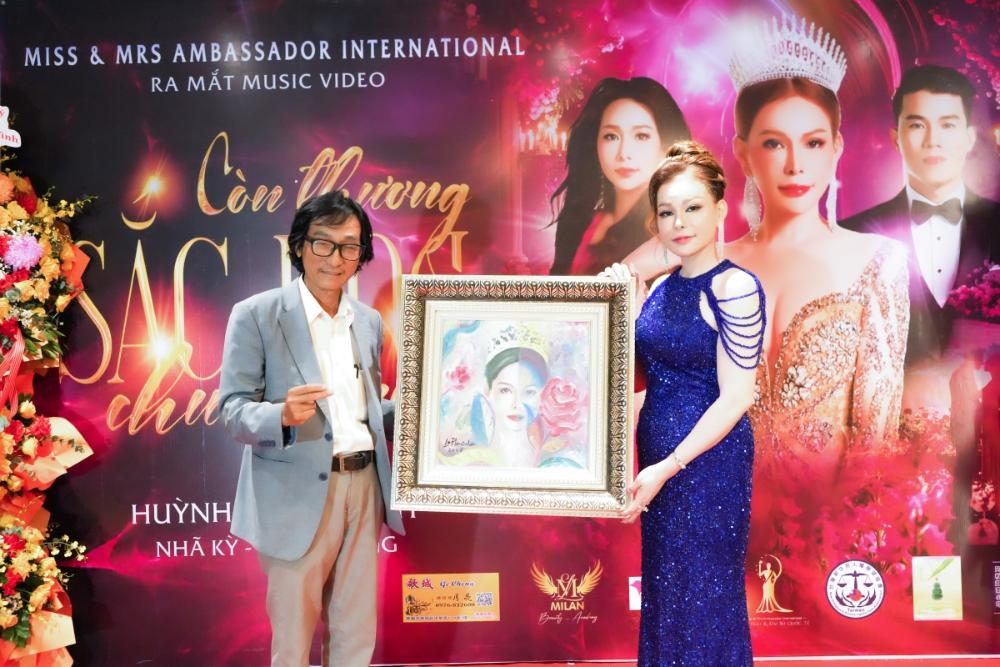 Hoa Hau Thanh Thuy Con Thuong Sac Hoa Chung Tinh35