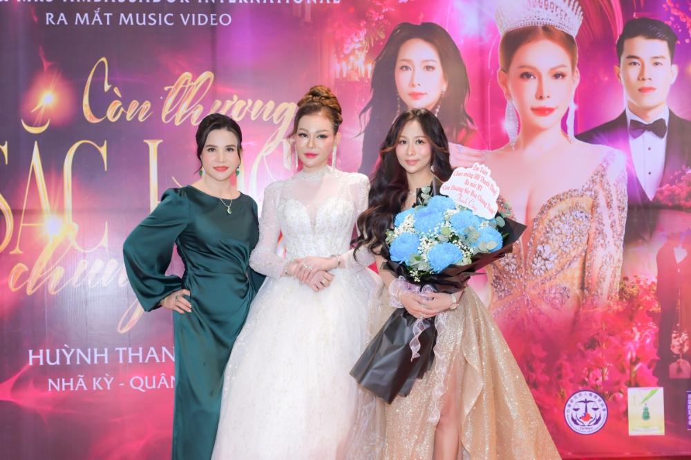 Hoa Hau Thanh Thuy Con Thuong Sac Hoa Chung Tinh6