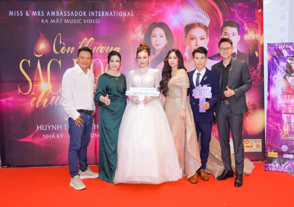Hoa Hau Thanh Thuy Con Thuong Sac Hoa Chung Tinh8