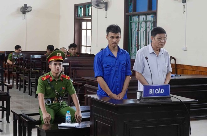 Phù phép gỗ lậu từ Lào về Việt Nam, 2 đối tượng lĩnh 25 năm tù giam Phù phép gỗ lậu từ Lào về Việt Nam, 2 đối tượng lĩnh 25 năm tù giam