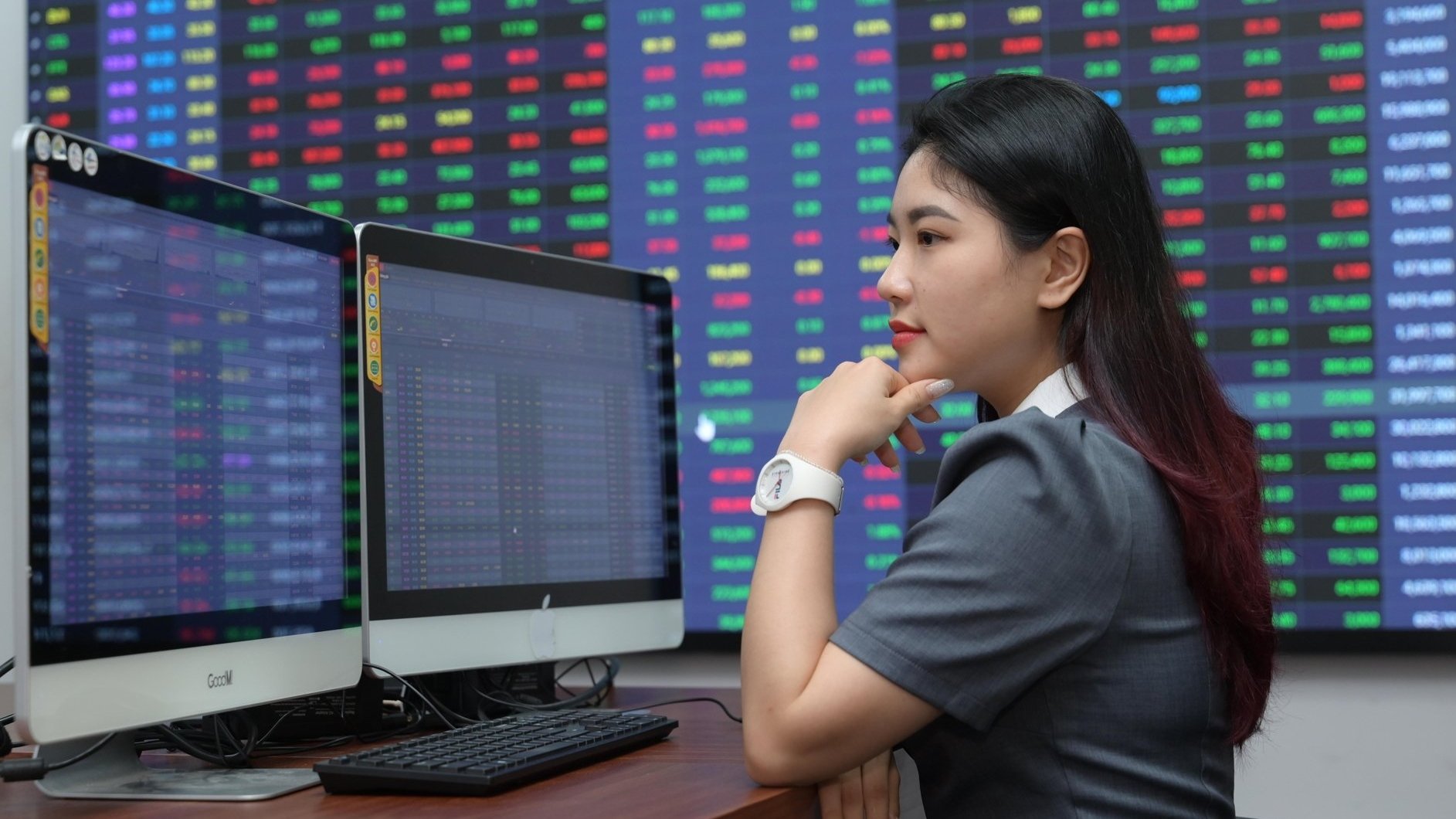 Thi Truong Lien Tiep Pha Ky Luc Nhieu Co Phieu Ty Usd Van Lao Doc 2