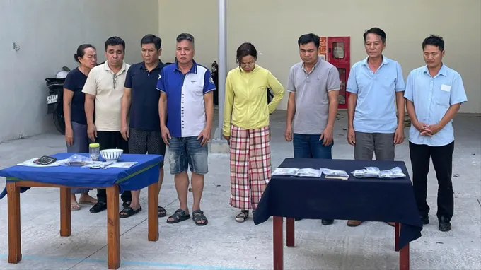 Triệt phá “sới bạc tiền tỷ” dưới tấm áo ngụy trang gara ô tô ở Đà Nẵng Triệt phá “sới bạc tiền tỷ” dưới tấm áo ngụy trang gara ô tô ở Đà Nẵng