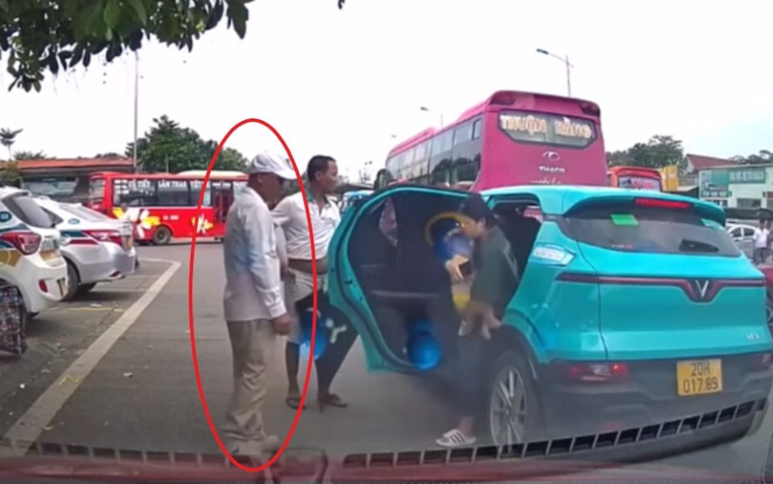 Xu Phat Tai Xe Chan Dau Taxi Khong Cho Don Khach O Ben Xe Thai Nguyen 1