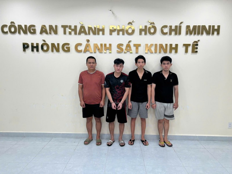 Bắt nhóm đối tượng làm giả hàng ngàn sản phẩm nước giặt, tẩy rửa toilet Bắt nhóm đối tượng làm giả hàng ngàn sản phẩm nước giặt, tẩy rửa toilet