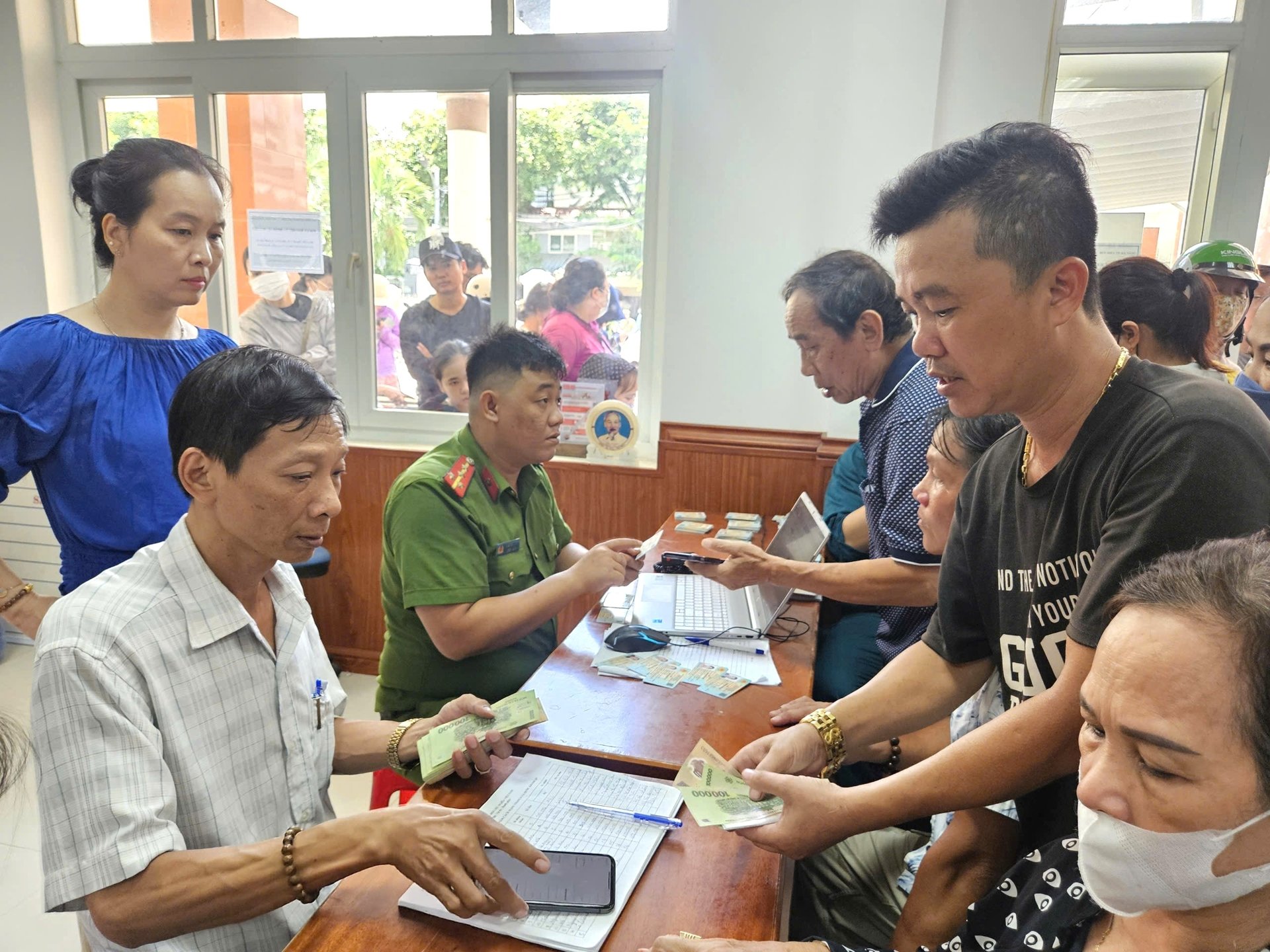 Người dân phấn khởi nhận quà Quốc khánh 100.000 đồng Người dân phấn khởi nhận quà Quốc khánh 100.000 đồng