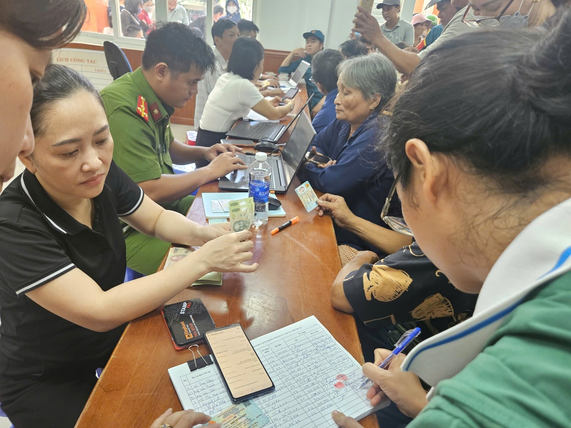 Người dân phấn khởi nhận quà Quốc khánh 100.000 đồng Người dân phấn khởi nhận quà Quốc khánh 100.000 đồng