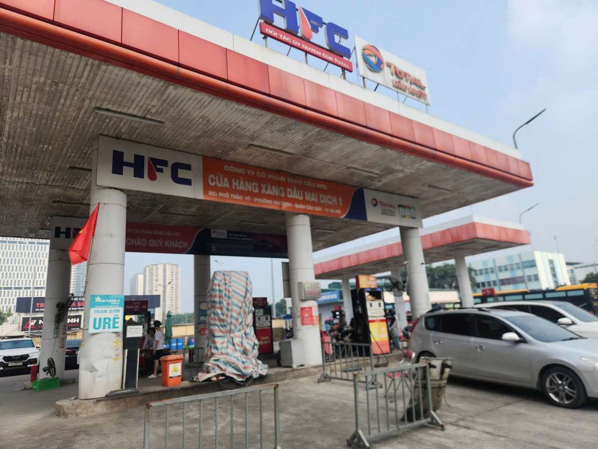 Tài xế ô tô lùi xe, tông vào trụ bơm xăng của cửa hàng gây cháy lớn Tài xế ô tô lùi xe, tông vào trụ bơm xăng của cửa hàng gây cháy lớn