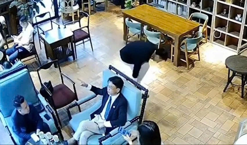 Vu Nhan Vien Quan Ca Phe Bi Danh Ke Hanh Hung Bi Bat Tong Tai Lien Doi