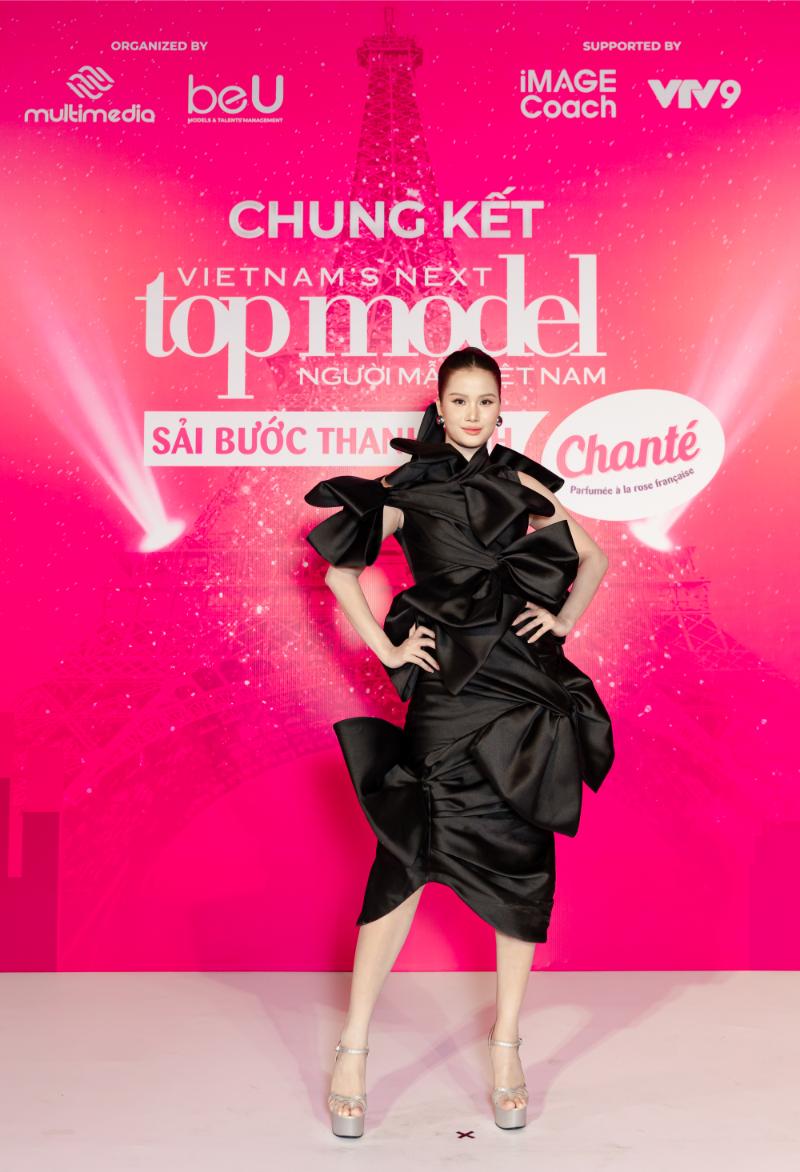 2. Quán Quân Vntm 2015 Á Hậu Hương Ly Lựa Chọn Thiết Kế Cầu Kỳ Và Lạ Mắt Với điểm Nhấn Là Những Chiếc Nơ Bản To