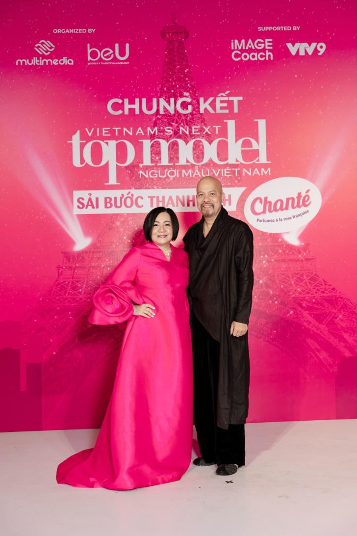 4. Madame Trang Lê Vô Cùng “chante” Với Bộ Cánh Lộng Lẫy Màu Hồng Vô Cùng “chặt Chém” Sánh đôi Cùng Nhà Thiết Kế Đức Hùng