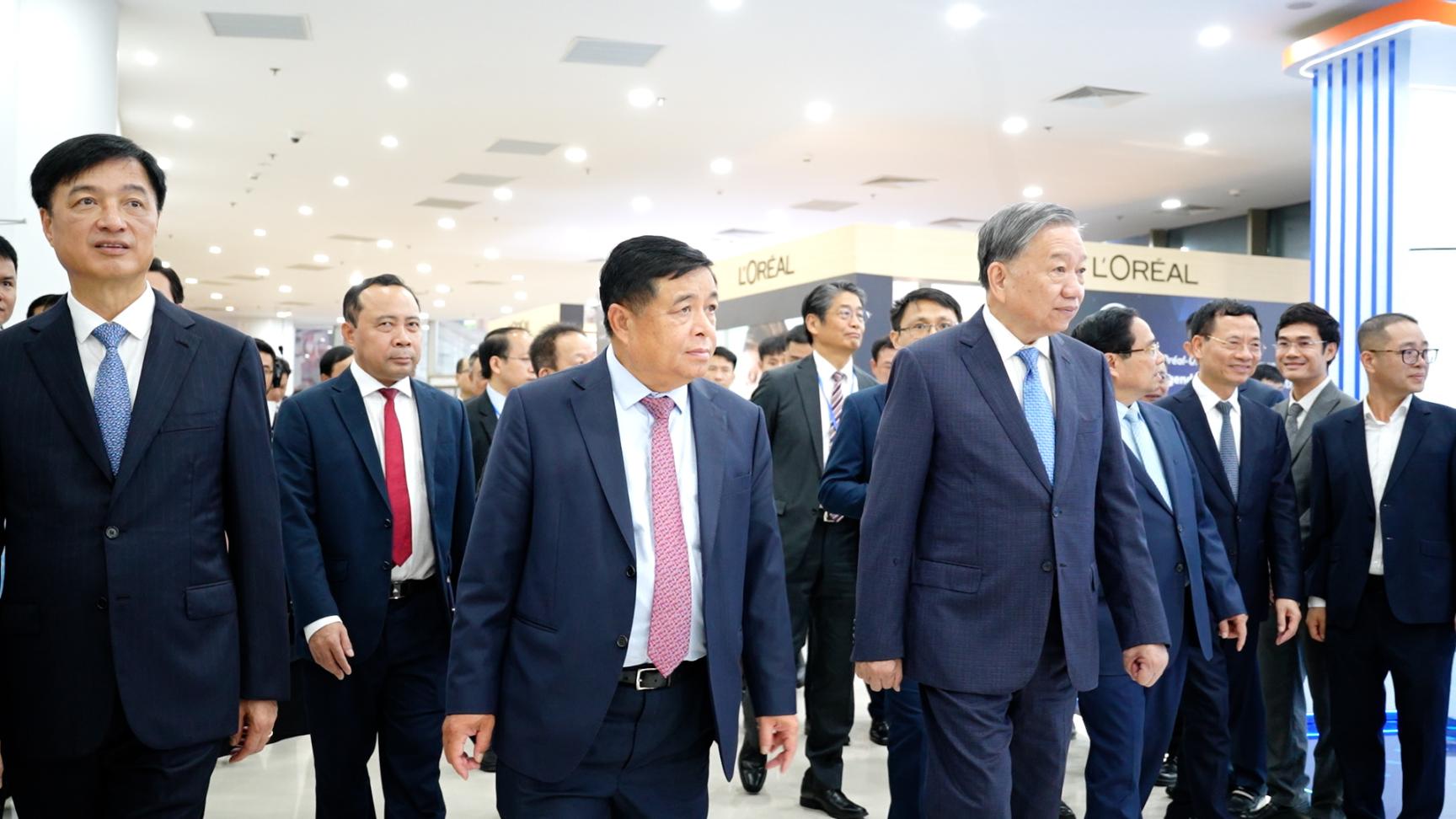 C0883.00 00 10 15.still006 1 1 2