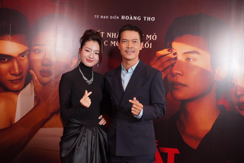 Diễn Viên Sỹ Toàn (phải)