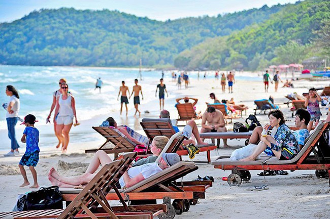 Du Khách Quốc Tế Tại Biển Phú Quốc