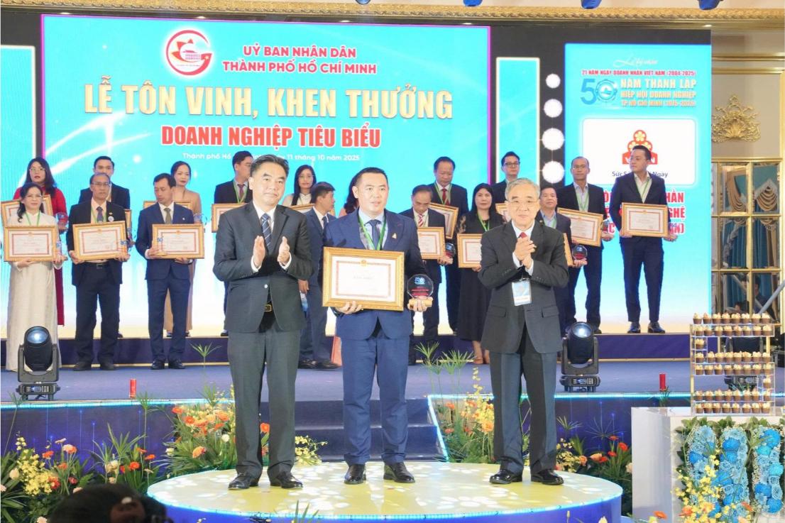 Hình Nhận Giải (1) (2)