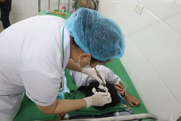 Bé gái bị cha dượng bạo hành ở Hà Tĩnh phải khâu 7 mũi ở đầu Bé gái bị cha dượng bạo hành ở Hà Tĩnh phải khâu 7 mũi ở đầu