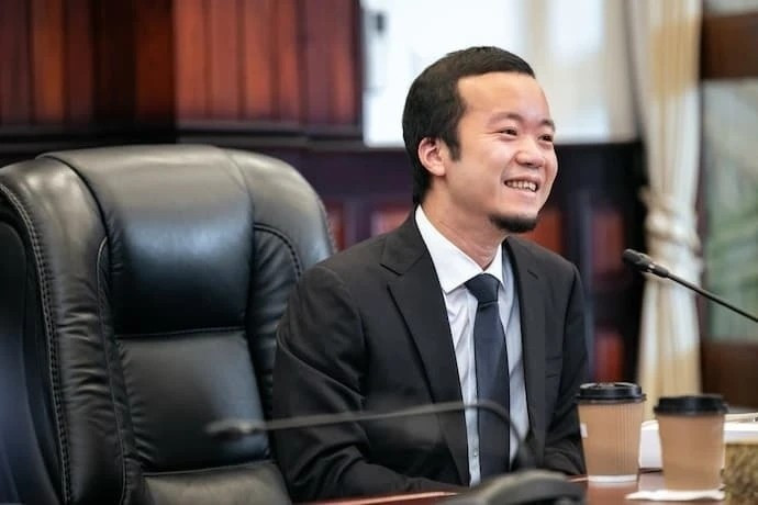 Chân dung tỷ phú đứng sau Chân dung tỷ phú đứng sau