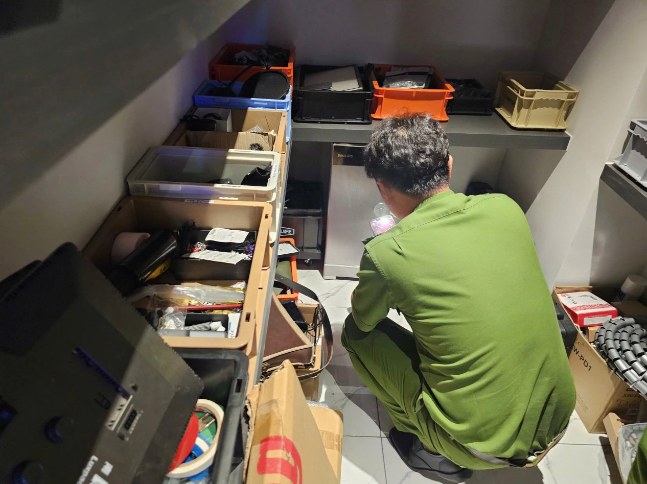 Khám xét nhà Ngân 98, thu giữ 80 sổ đỏ, hơn 8.000 USD Khám xét nhà Ngân 98, thu giữ 80 sổ đỏ, hơn 8.000 USD