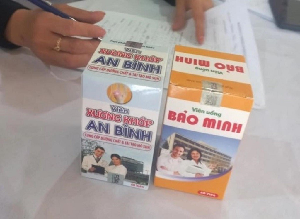 Khởi tố 'bác sĩ giả' khám bệnh miễn phí để bán thực phẩm chức năng giá cao Khởi tố 'bác sĩ giả' khám bệnh miễn phí để bán thực phẩm chức năng giá cao
