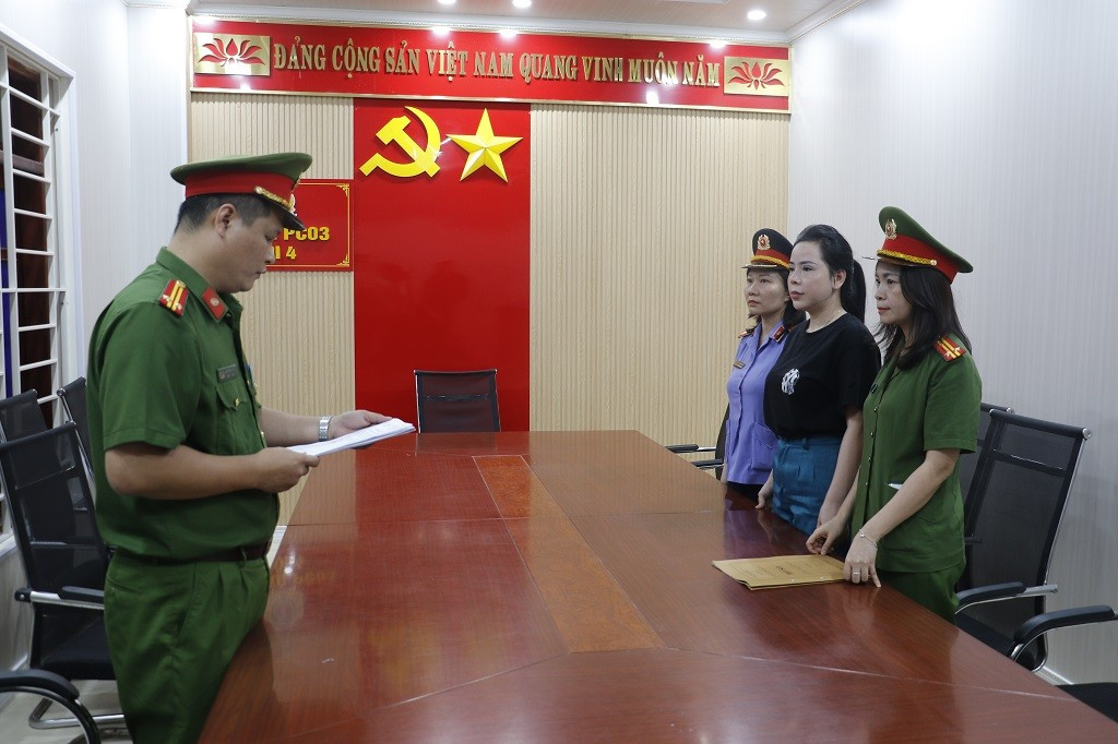 Khởi tố 'bác sĩ giả' khám bệnh miễn phí để bán thực phẩm chức năng giá cao Khởi tố 'bác sĩ giả' khám bệnh miễn phí để bán thực phẩm chức năng giá cao
