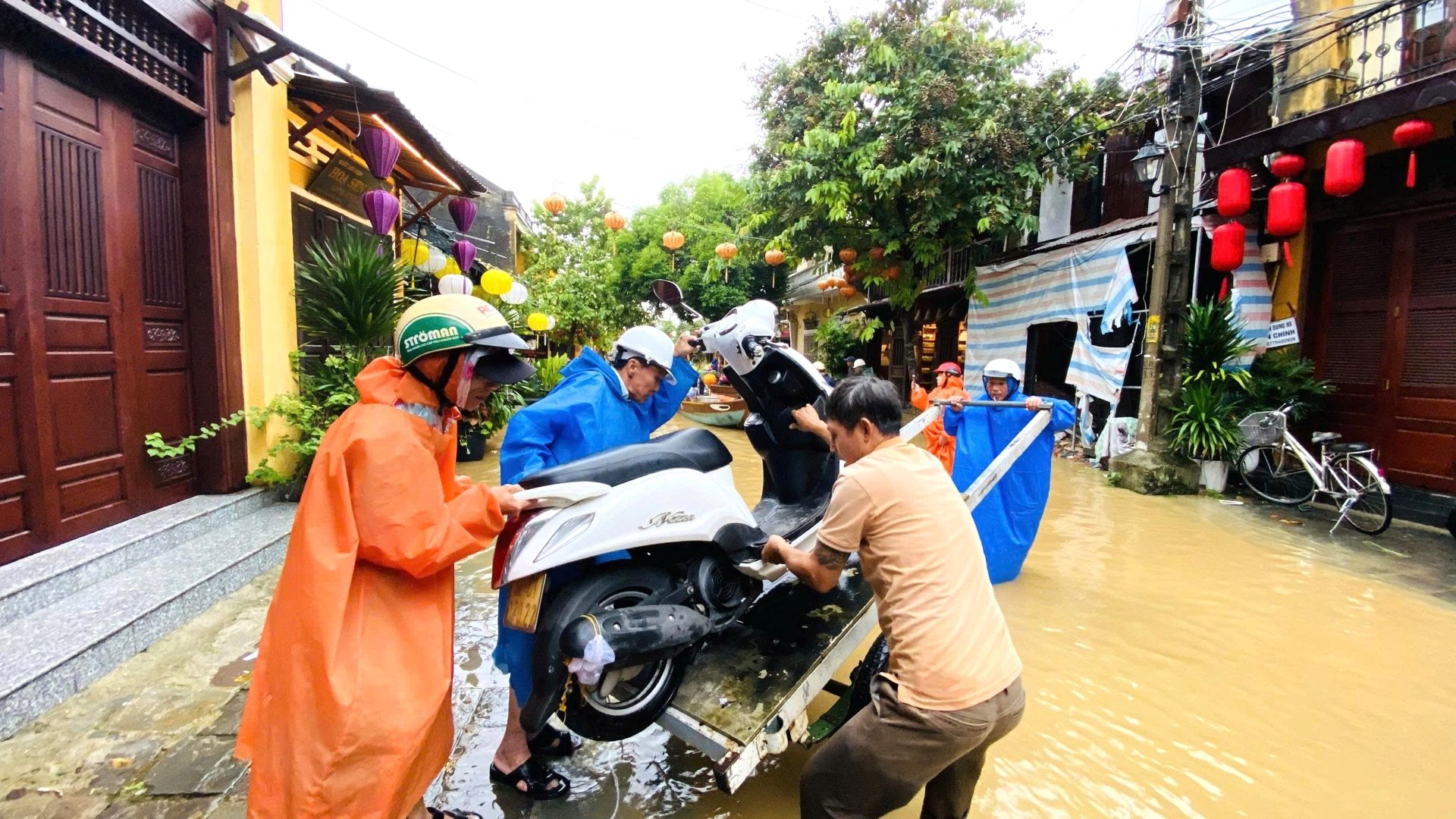 Miền Trung: Mưa lũ bủa vây, đường sắt Bắc - Nam tạm dừng nhiều chuyến Miền Trung: Mưa lũ bủa vây, đường sắt Bắc - Nam tạm dừng nhiều chuyến
