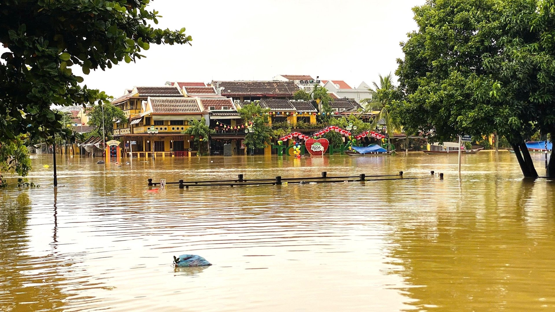Miền Trung: Mưa lũ bủa vây, đường sắt Bắc - Nam tạm dừng nhiều chuyến Miền Trung: Mưa lũ bủa vây, đường sắt Bắc - Nam tạm dừng nhiều chuyến