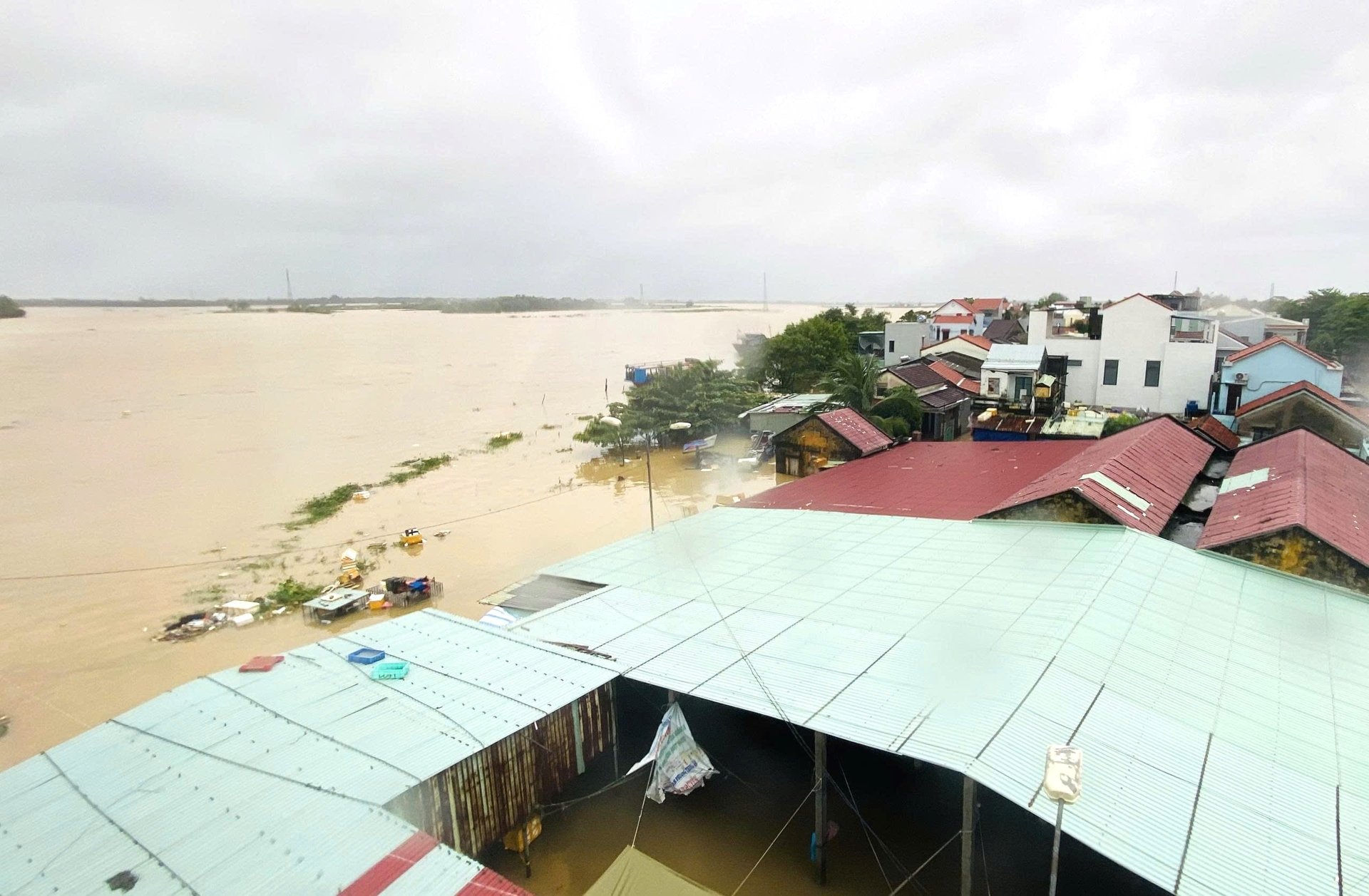 Miền Trung: Mưa lũ bủa vây, đường sắt Bắc - Nam tạm dừng nhiều chuyến Miền Trung: Mưa lũ bủa vây, đường sắt Bắc - Nam tạm dừng nhiều chuyến