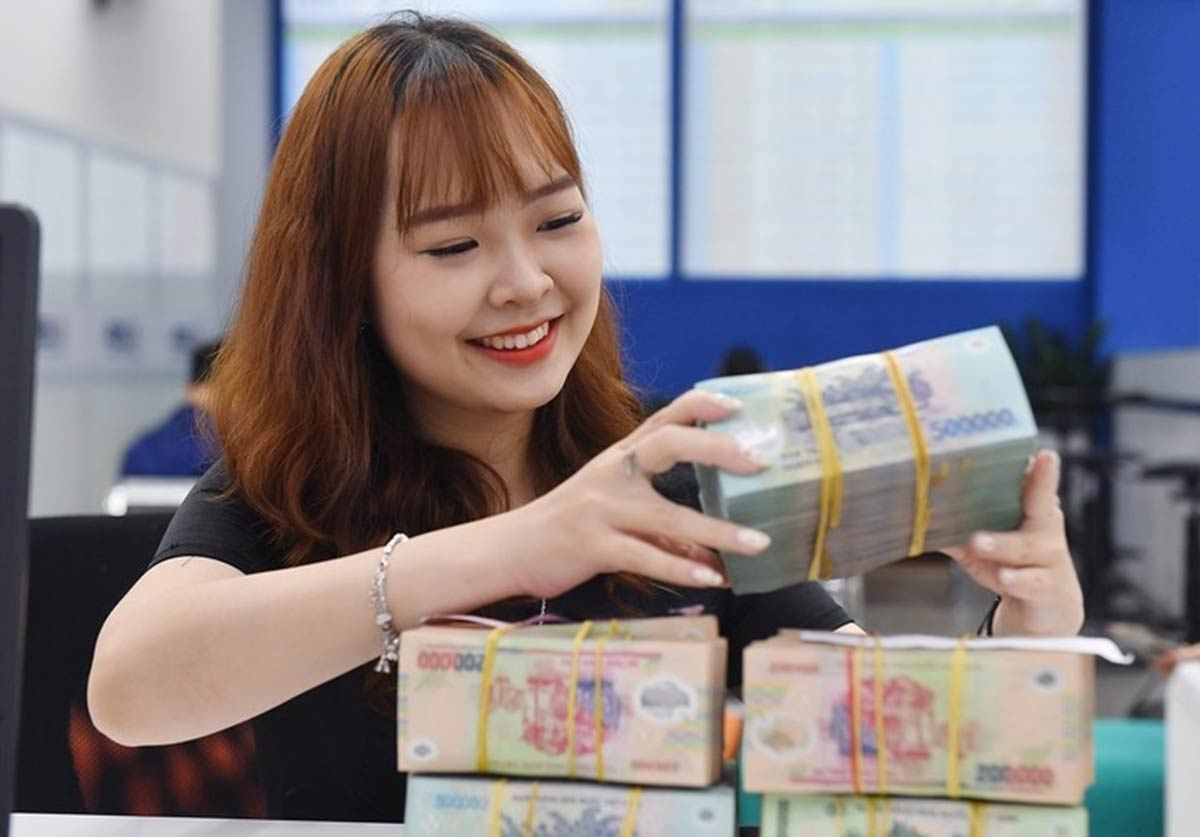 Ngân hàng đồng loạt tăng lãi suất tiết kiệm trước áp lực thanh khoản cuối năm Ngân hàng đồng loạt tăng lãi suất tiết kiệm trước áp lực thanh khoản cuối năm
