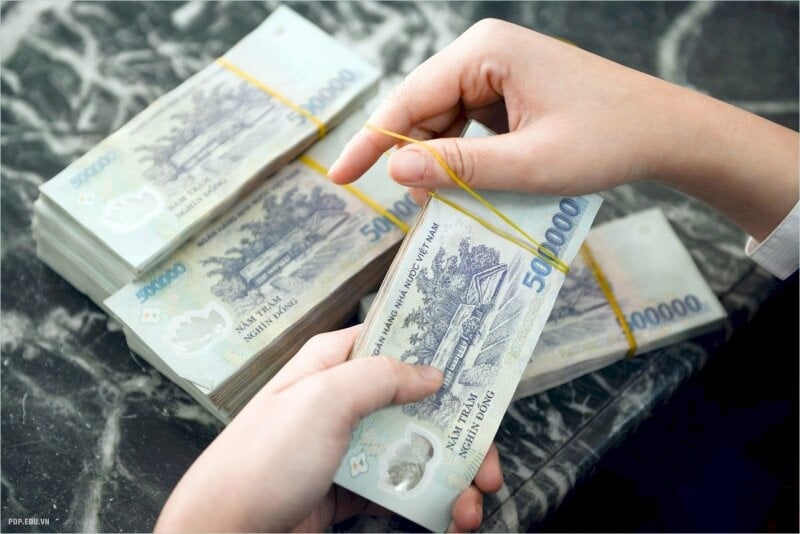 Nguoi Dan Gui Tiet Kiem Vao Ngan Hang Khoang 8 Trieu Ty Dong 1