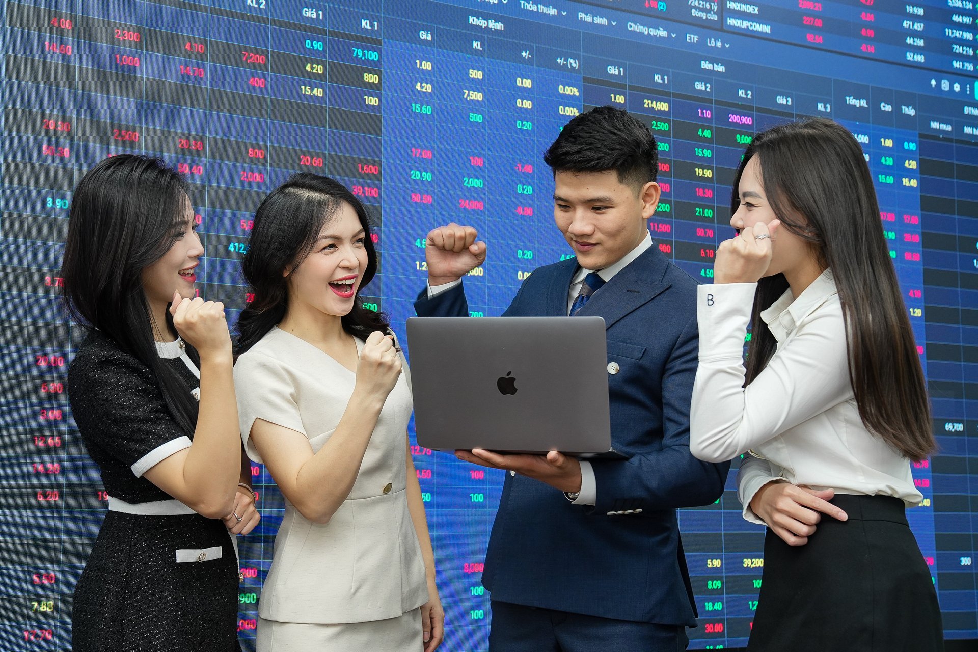 Nhóm Vingroup dẫn sóng, cổ phiếu họ Gelex bám đuổi sát nút Nhóm Vingroup dẫn sóng, cổ phiếu họ Gelex bám đuổi sát nút