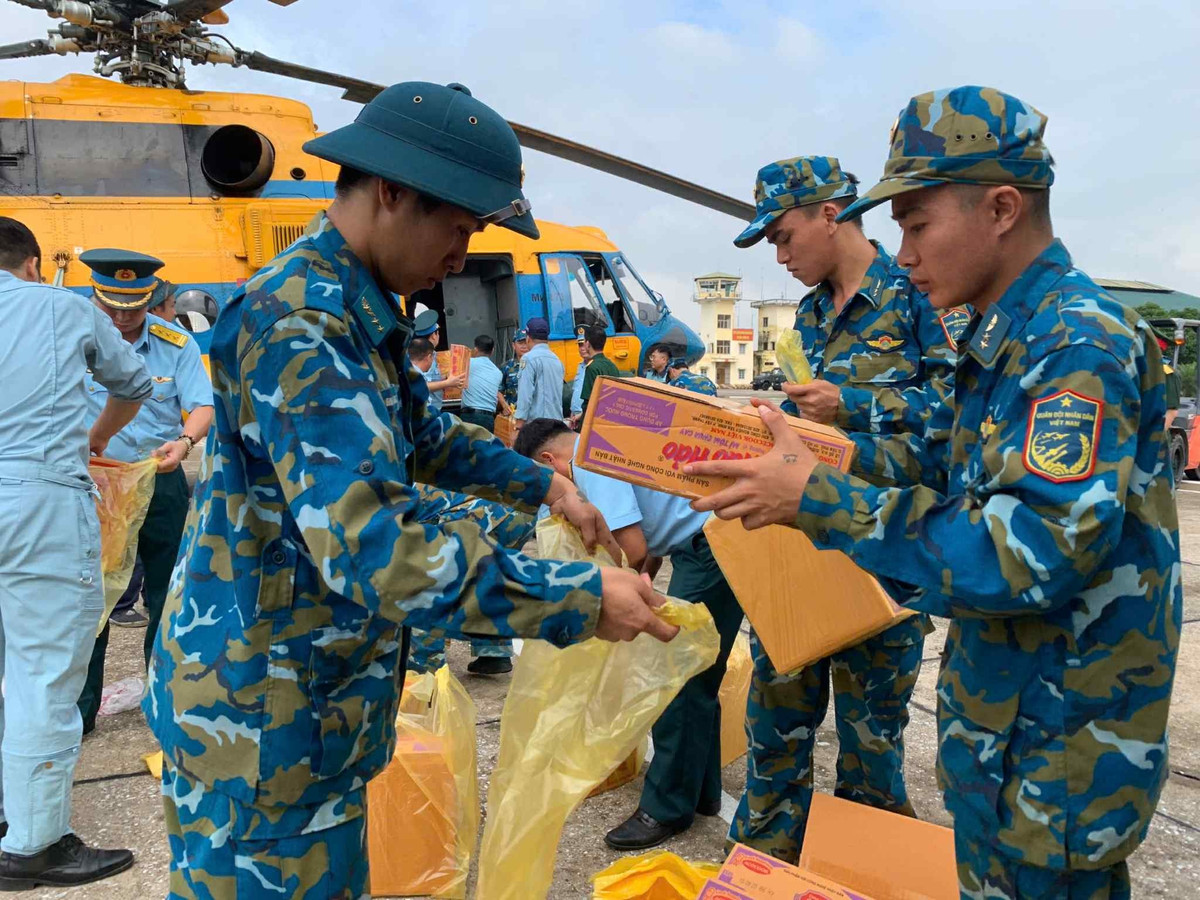 Quân đội điều 3 trực thăng đi cứu trợ người dân bị cô lập do mưa lũ Quân đội điều 3 trực thăng đi cứu trợ người dân bị cô lập do mưa lũ