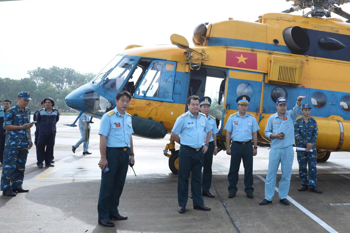 Quân đội điều 3 trực thăng đi cứu trợ người dân bị cô lập do mưa lũ Quân đội điều 3 trực thăng đi cứu trợ người dân bị cô lập do mưa lũ
