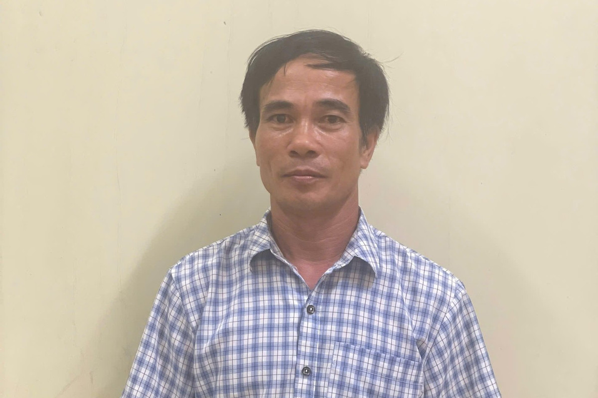 Tam Giu Nguoi Dan Ong Cam But De Doa Choc Vao Mat Nu Bac Si 1