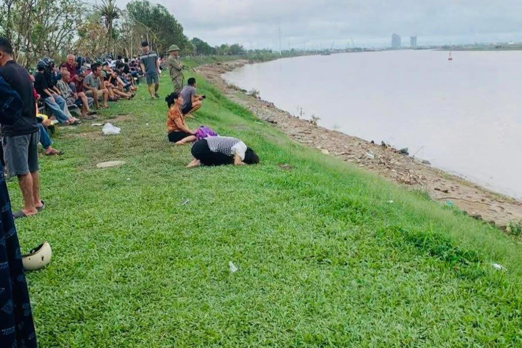 Tìm thấy thi thể cuối cùng trong vụ người bố ôm 2 con nhảy cầu Bến Thủy Tìm thấy thi thể cuối cùng trong vụ người bố ôm 2 con nhảy cầu Bến Thủy