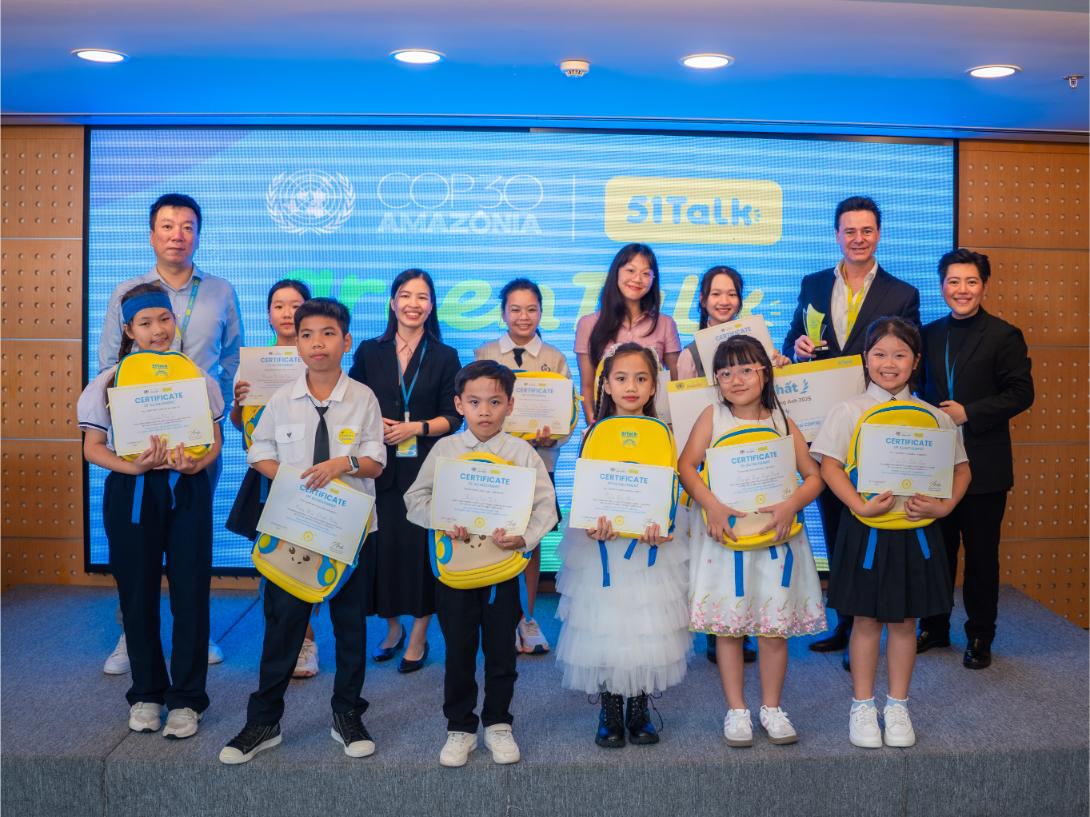 1. Anh Ban Giam Khao Va Cac Ban Thi Sinh Tham Du Cuoc Thi 2