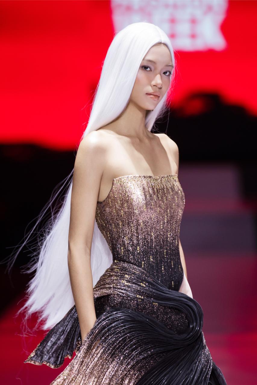 13. Quán Quân Vietnam Next Top Model Lại Mai Hoa Kiêu Sa Trong Thiết Kế Tinh Xảo Của Ntk Francis Libiran Với Bst ”visions”