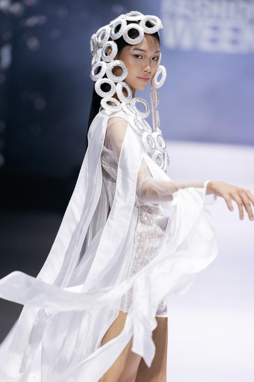 2. Mai Hoa – Quán Quân Vntm 2025, Xuất Hiện Rực Rỡ Với Vai Trò First Face Trong Bst ‘khởi Nguồn Thuần Khiết’ Của Ntk Vũ Việt Hà