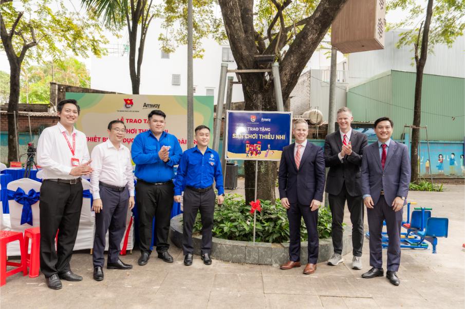 3. Amway Việt Nam đã Phối Hợp Với Trung Ương Đoàn Tncs Hồ Chí Minh Triển Khai Tổ Chức Lễ Khánh Thành Và Tặng 02 Công Trình Vui Chơi Trẻ Em Tại Phường Bình Dưo (1)