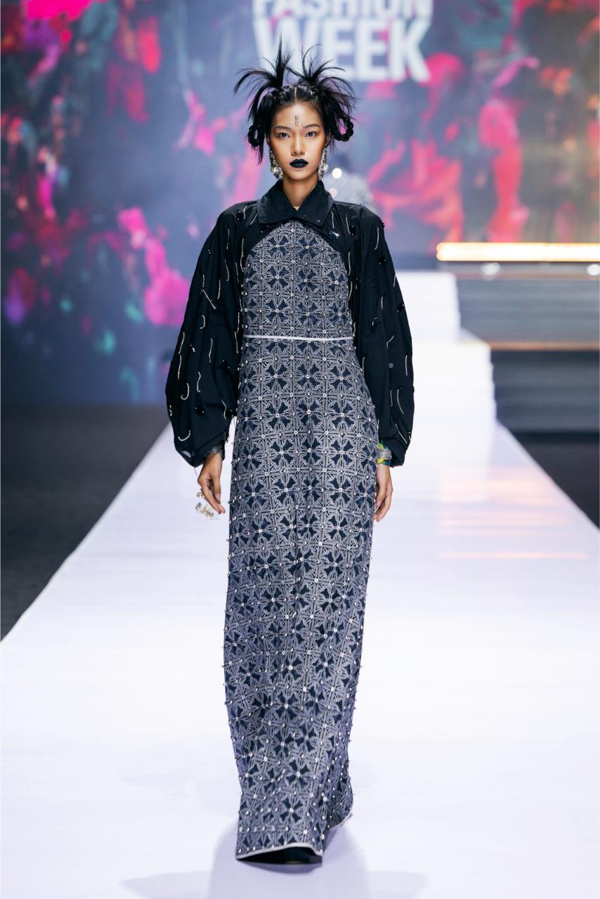 6. Mai Hoa Biến Hóa đa Phong Cách Trong Bst ‘batik Revolution’ Của Ntk Priyo Oktaviano (indonesia)