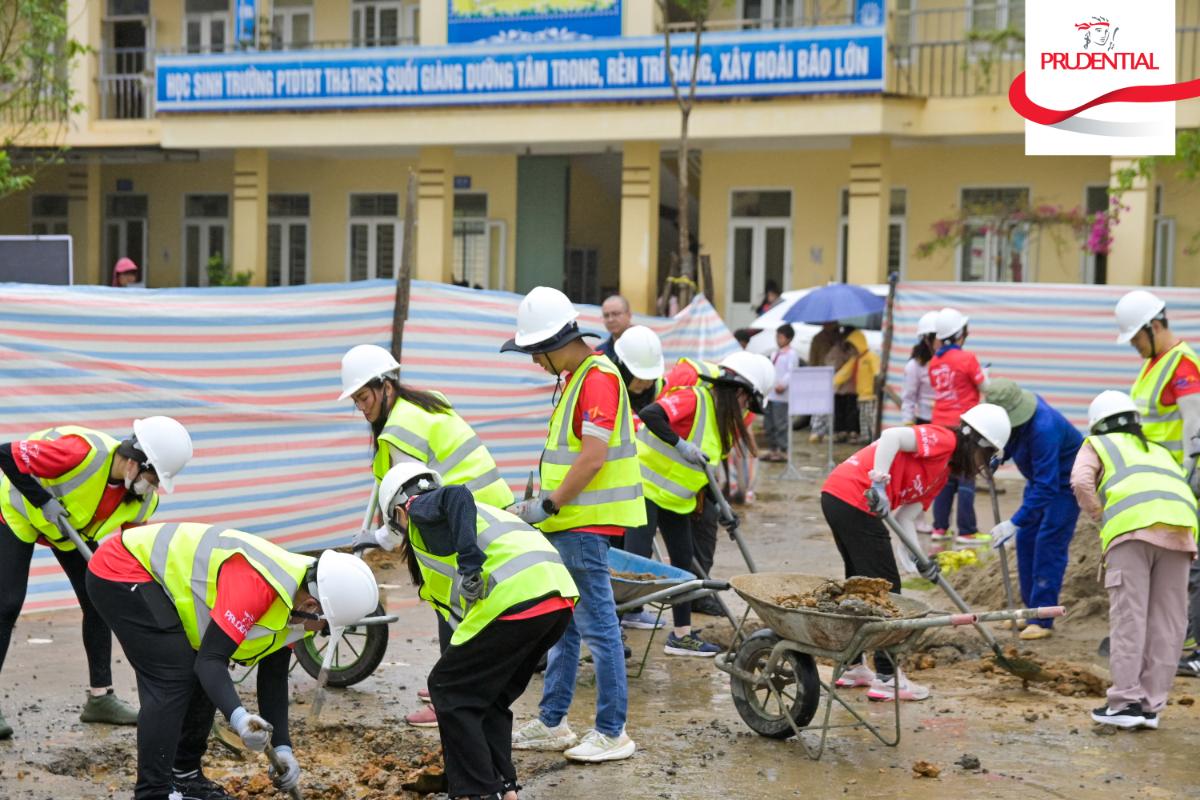 Các Tình Nguyện Viên Prudential Chung Tay Cải Tạo Cơ Sở Hạ Tầng Trường Học Tại Lào Cai (2)