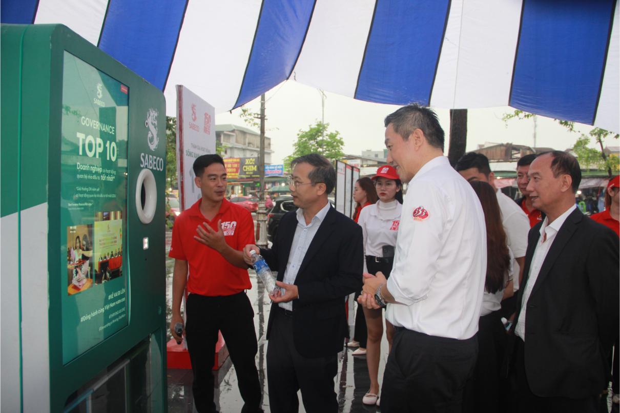 Đại Diện Lãnh đạo Tỉnh Nghệ An Tìm Hiểu, Trải Nghiệm Máy Tái Chế Thuộc Hành Trình Di Sản Của Sabeco.jpg