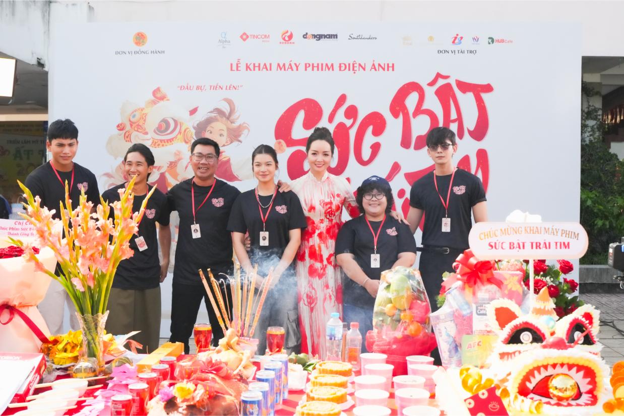 H A Gdsx Mai Thu Huyen Va Dao Dien Khoa Nguyen Cung Cac Ban Dien Vien Tre (1)